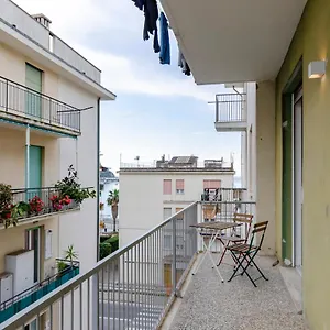 https://altido-spacious-flat-with-balcony-near-the-beach.hotelitalianriviera.com