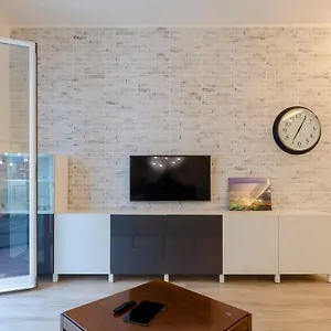 https://altido-spacious-flat-with-balcony-near-the-beach.hotelitalianriviera.com